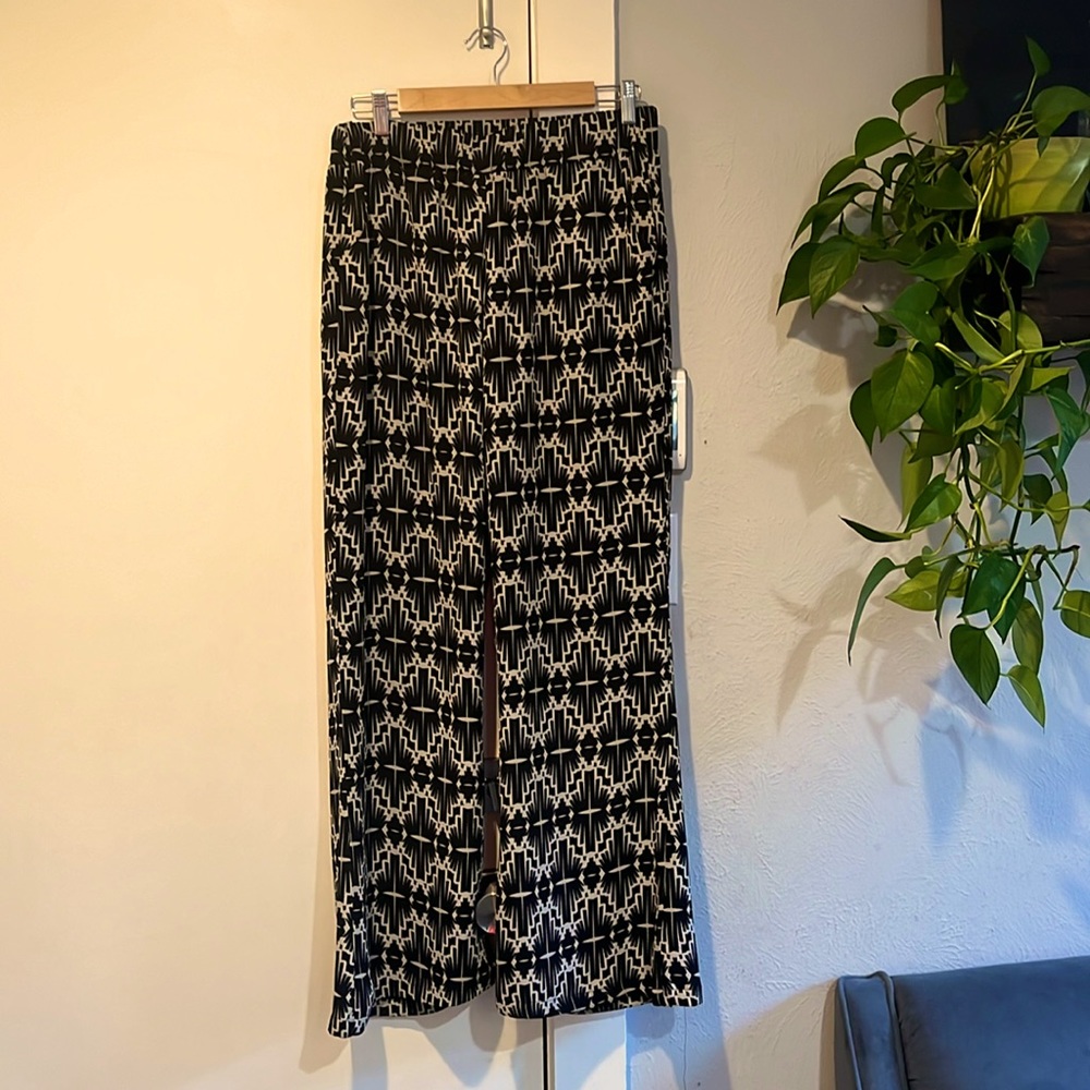 Cute, light weight pants. Great for work or night out.